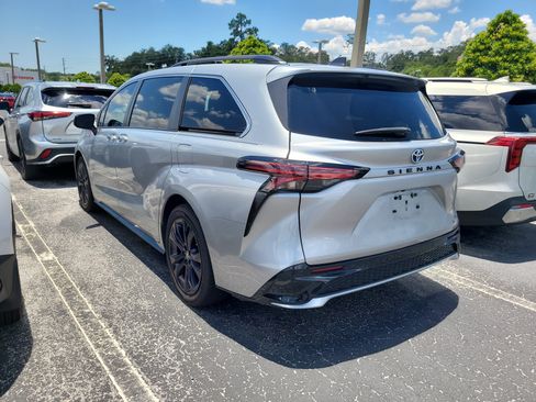Used 2023 Toyota Sienna XSE FWD image 5