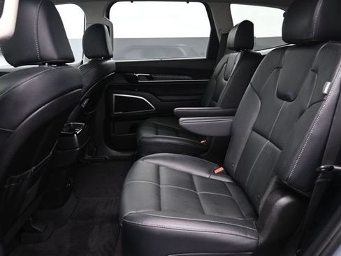 Used 2024 Kia Telluride EX w/ EX Captain's Chair Package AWD/4WD image 11