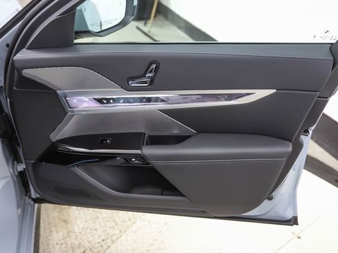 New 2026 BMW 740i xDrive w/ Premium Package image 29