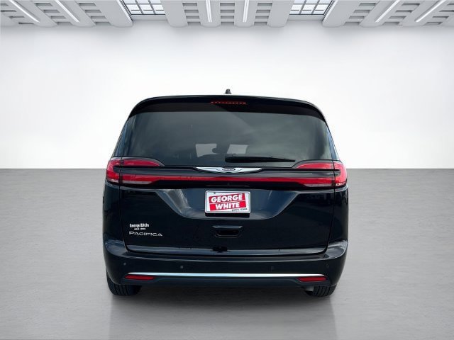 Used 2025 Chrysler Pacifica Select FWD image 5