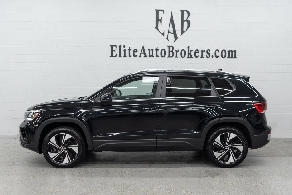 Used 2023 Volkswagen Taos SE w/ Panoramic Sunroof Package AWD/4WD image 2