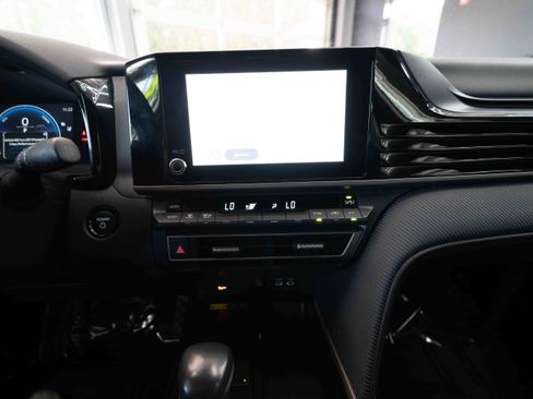 Used 2025 Toyota Camry SE FWD image 17