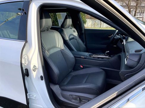 Used 2025 Toyota Crown Platinum image 11