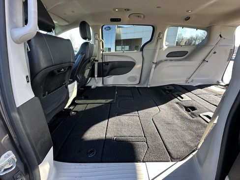 Used 2022 Chrysler Pacifica Touring-L image 8