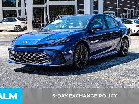 Used 2025 Toyota Camry SE image 4