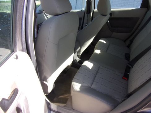 Used 2010 Ford Focus SE FWD image 3