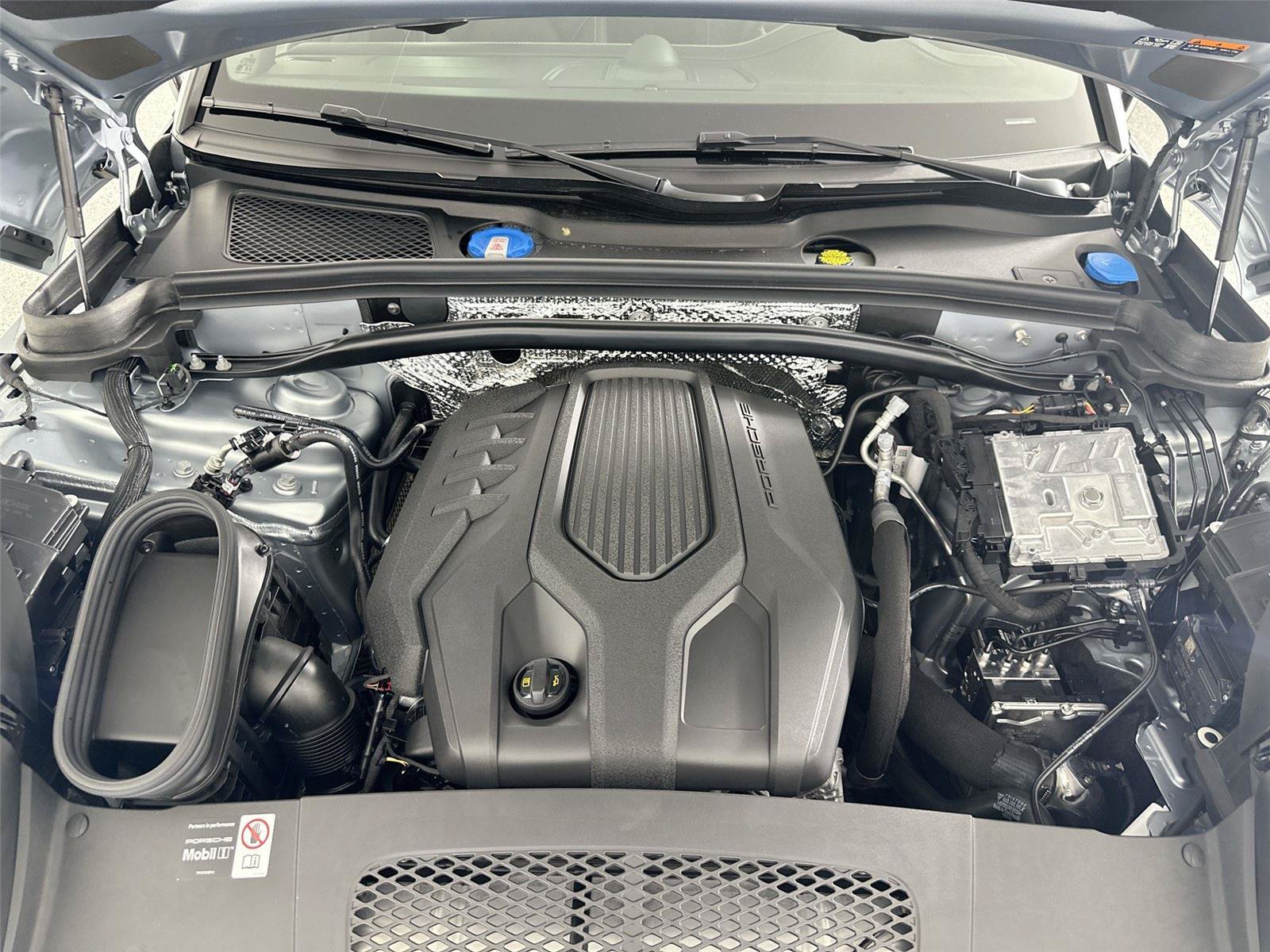 Used 2026 Porsche Macan Turbo AWD/4WD image 37