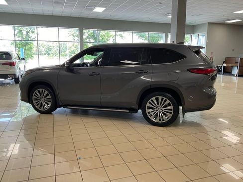 Used 2022 Toyota Highlander Platinum AWD/4WD image 5