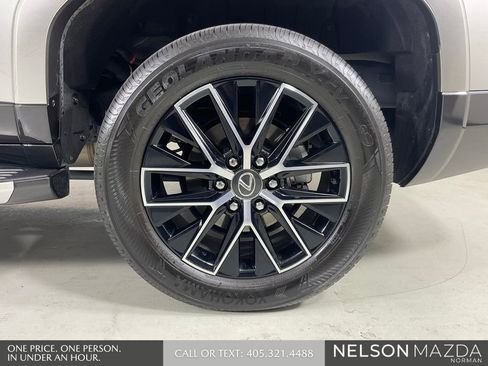 Used 2025 Lexus GX 550 w/ Accessory Package (2T) AWD/4WD image 10