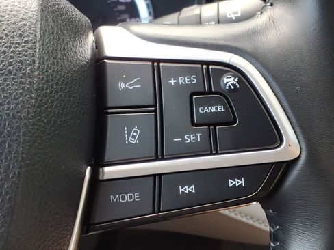Used 2024 Toyota Highlander LE AWD/4WD image 20