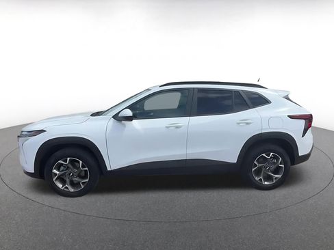 Used 2025 Chevrolet Trax LT w/ LT Convenience Package image 10