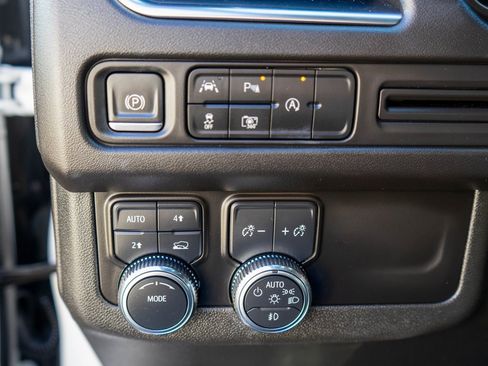 Used 2024 GMC Yukon SLT w/ SLT Luxury Package image 20