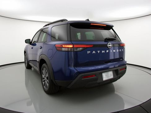 Used 2025 Nissan Pathfinder SV image 6