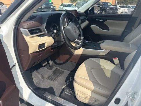 Used 2022 Toyota Highlander XLE image 10