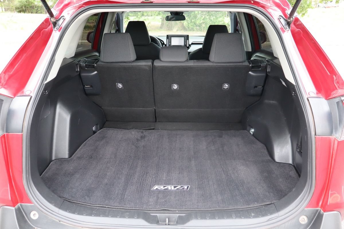 Used 2021 Toyota RAV4 LE w/ Carpet Mat Package (TMS) AWD/4WD image 14