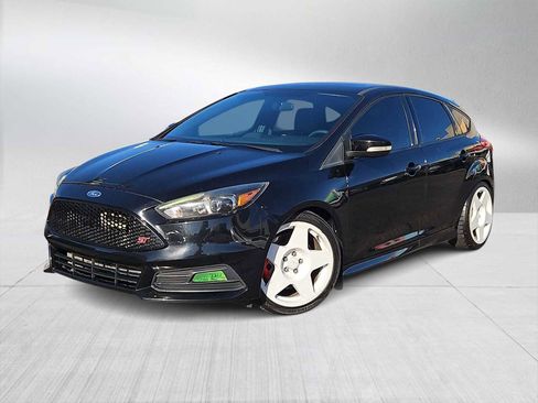 Used 2017 Ford Focus ST w/ Equipment Group 402A image 2
