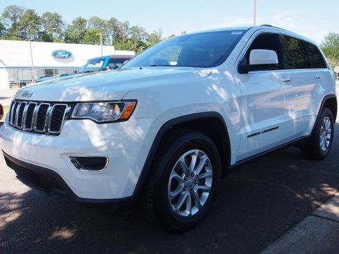 Used 2021 Jeep Grand Cherokee Laredo RWD image 3