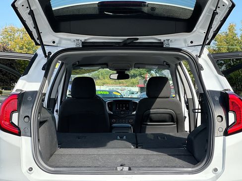 Used 2024 GMC Terrain SLE image 7