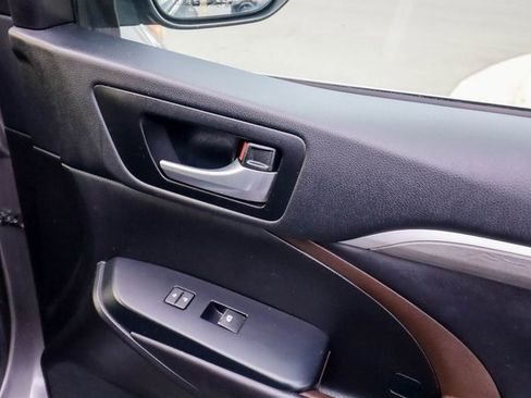 Used 2017 Toyota Highlander Limited image 47