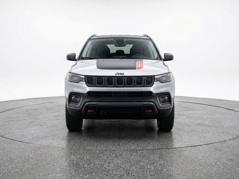 Used 2025 Jeep Compass Trailhawk AWD/4WD image 2