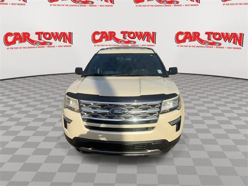 Used 2018 Ford Explorer XLT image 3