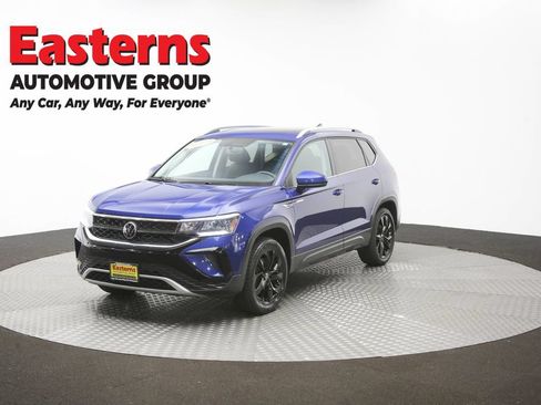 Used 2022 Volkswagen Taos SE w/ Panoramic Sunroof Package FWD image 55