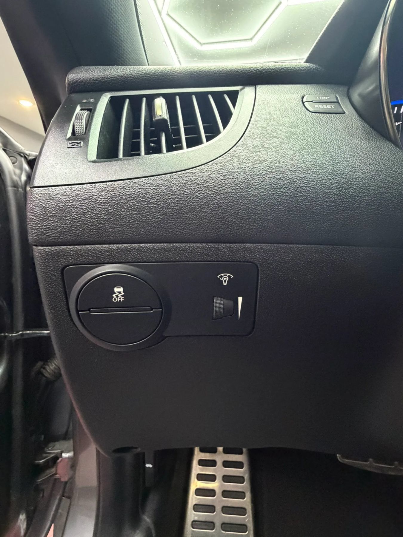 Used 2015 Hyundai Genesis 3.8 RWD image 14
