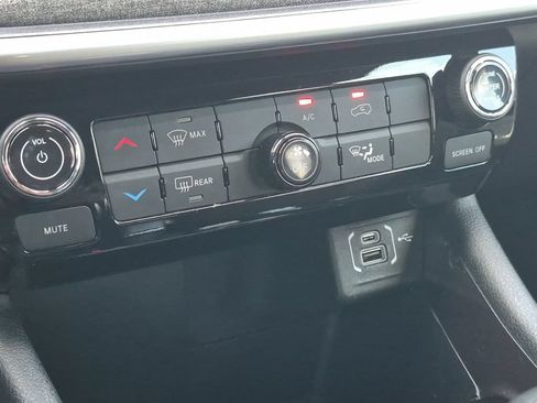 Used 2025 Jeep Compass Latitude AWD/4WD image 20