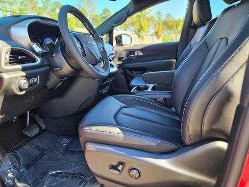 New 2026 Chrysler Pacifica Select image 7