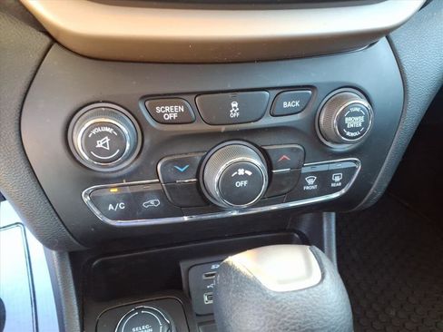 Used 2018 Jeep Cherokee Latitude w/ Cold Weather Group image 22