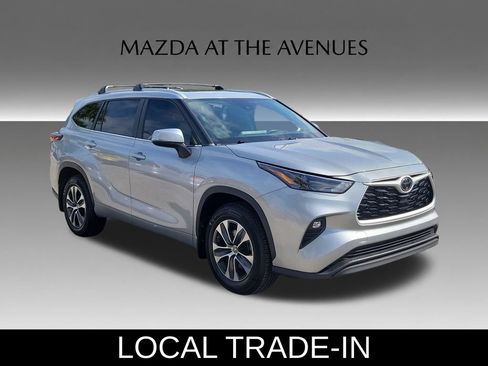 Used 2024 Toyota Highlander XLE AWD/4WD image 3