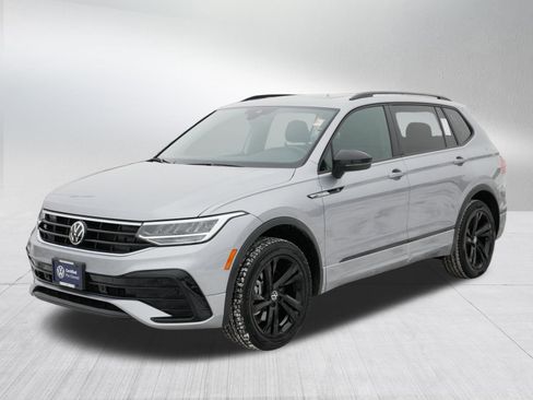 Certified 2024 Volkswagen Tiguan SE R-Line image 3