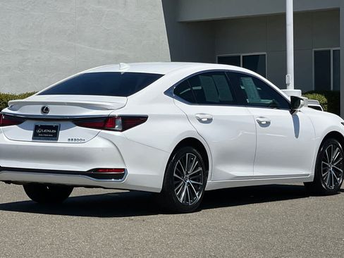 Used 2025 Lexus ES 300h w/ Premium Package FWD image 2