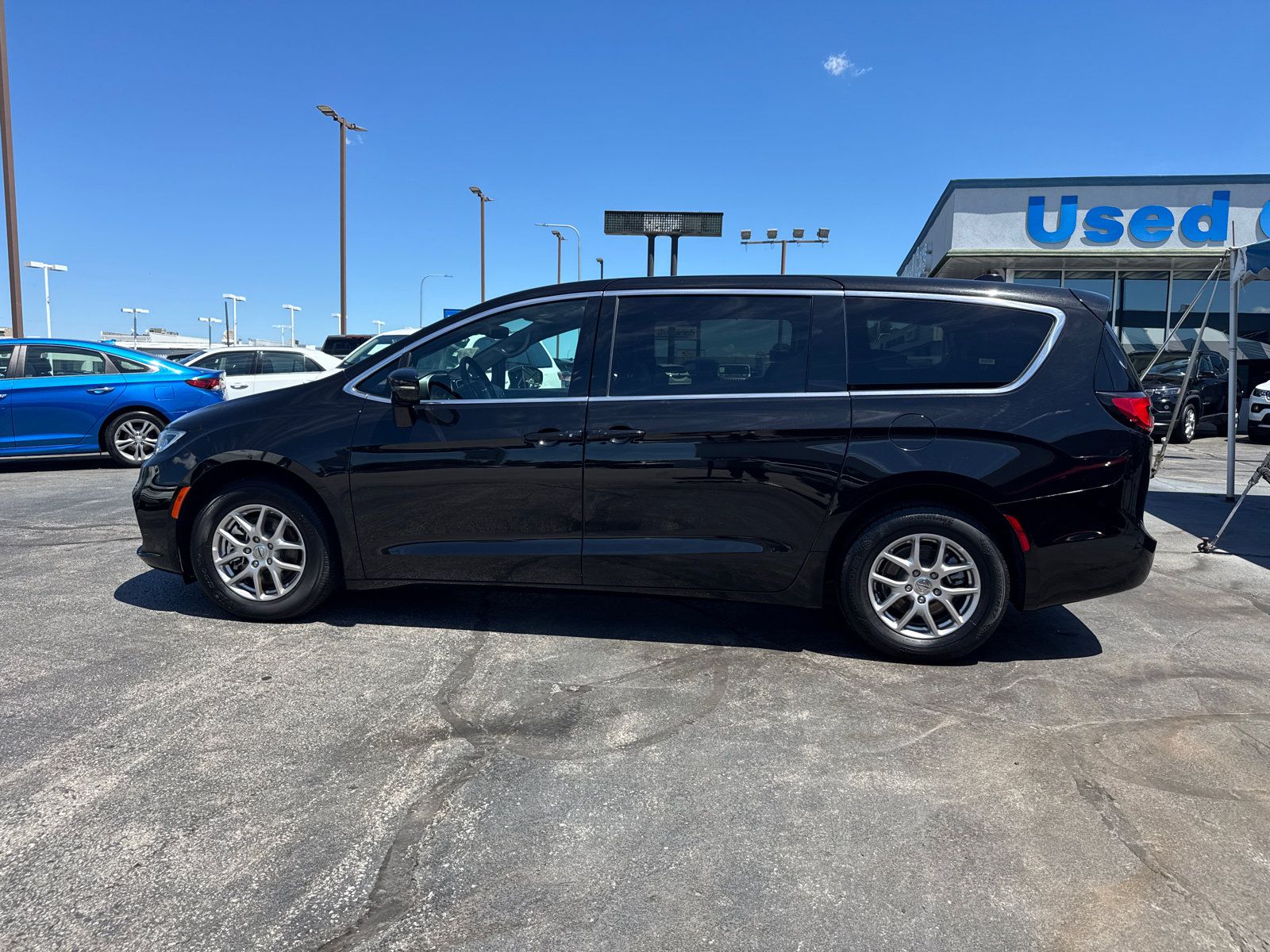 Used 2025 Chrysler Pacifica Select FWD image 3