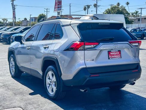 Used 2021 Toyota RAV4 XLE w/ Carpet Mat Package (TMS) FWD image 9