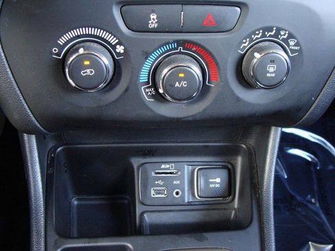 Used 2017 Jeep Cherokee Sport image 21