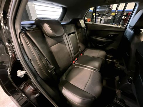 Used 2022 Chevrolet Trax LT w/ LT Convenience Package image 16