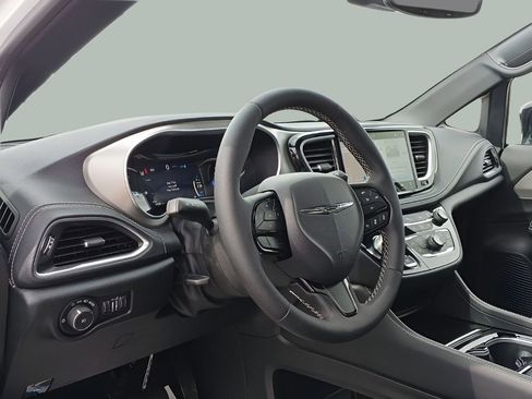Used 2024 Chrysler Pacifica Premium image 12