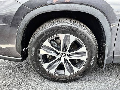 Used 2024 Toyota Highlander XLE AWD/4WD image 10