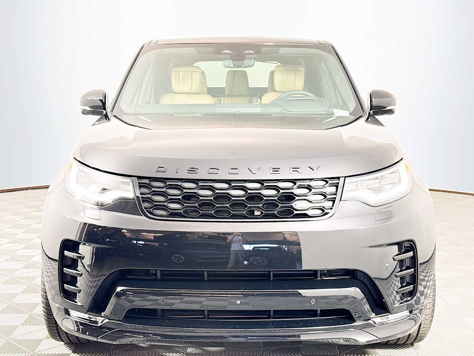 New 2025 Land Rover Discovery Dynamic SE AWD/4WD image 2