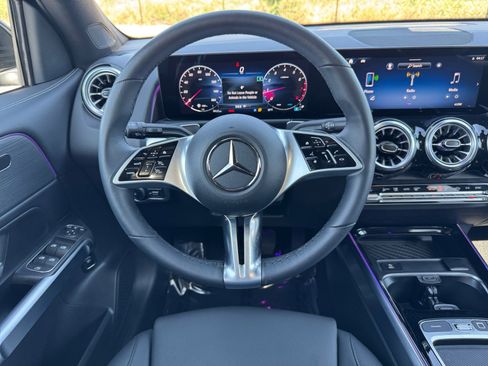 Used 2025 Mercedes-Benz GLB 250 4MATIC image 17