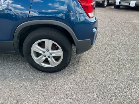Used 2019 Chevrolet Trax LT w/ Sun & Sound Package FWD image 5