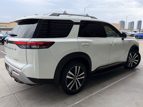 Used 2023 Nissan Pathfinder Platinum image 4