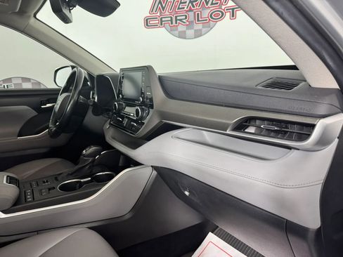 Used 2021 Toyota Highlander XLE image 12