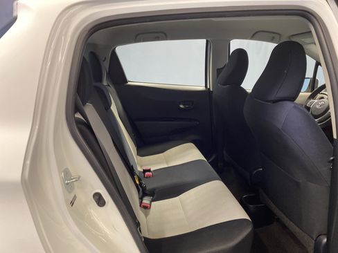 Used 2012 Toyota Yaris 4-Door Hatchback image 29