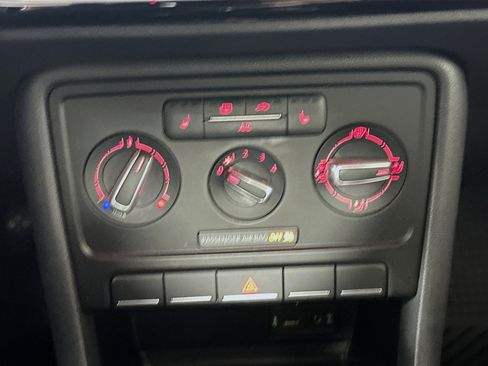 Used 2016 Volkswagen Beetle 1.8T SE w/ Lighting Package image 22