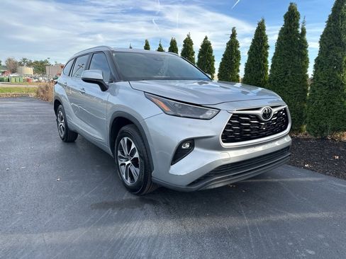 Certified 2023 Toyota Highlander XLE image 2