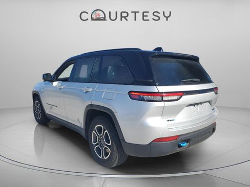 Used 2022 Jeep Grand Cherokee Trailhawk image 2