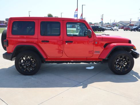 Used 2025 Jeep Wrangler Unlimited Sahara w/ Safety Group AWD/4WD image 4
