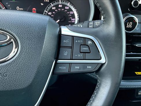 Used 2023 Toyota Highlander XLE image 25